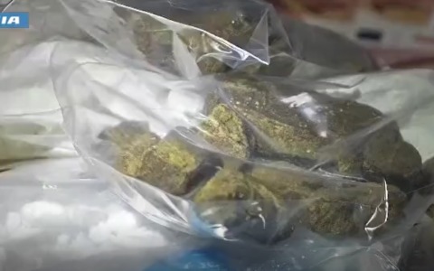 Droga nascosta in auto, a casa e smerciata nei parcheggi: sette arresti e due segnalazioni