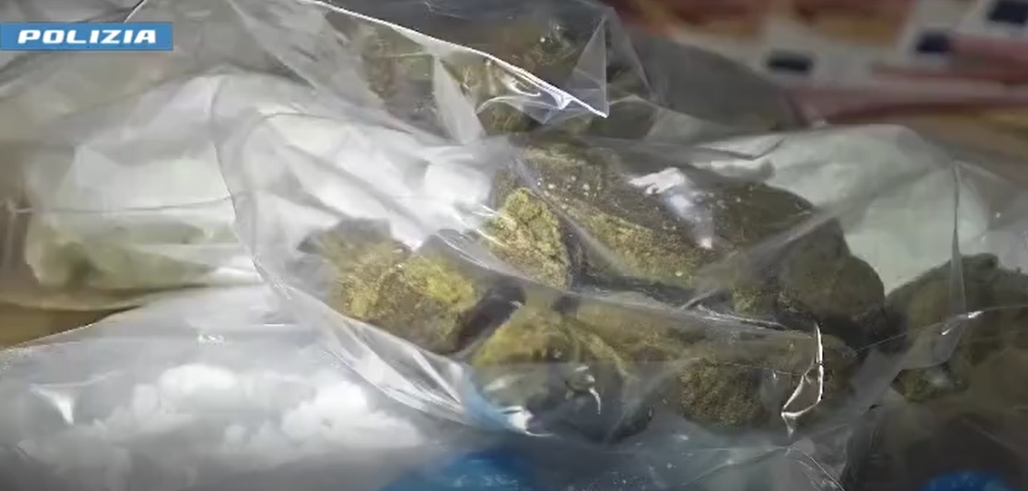 Droga nascosta in auto, a casa e smerciata nei parcheggi: sette arresti e due segnalazioni
