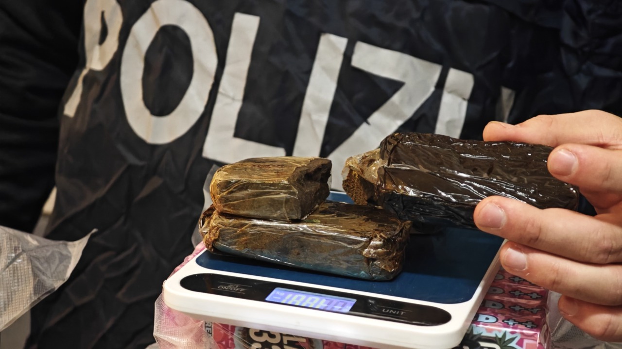 L’ombra del “drug delivery”: 7 arresti tra rider della droga e sneakers col doppiofondo