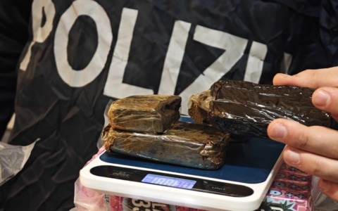 L’ombra del “drug delivery”: 7 arresti tra rider della droga e sneakers col doppiofondo