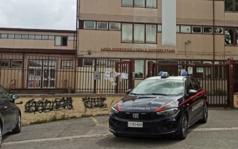 Liceo vandalizzato nella notte, svuotati gli estintori