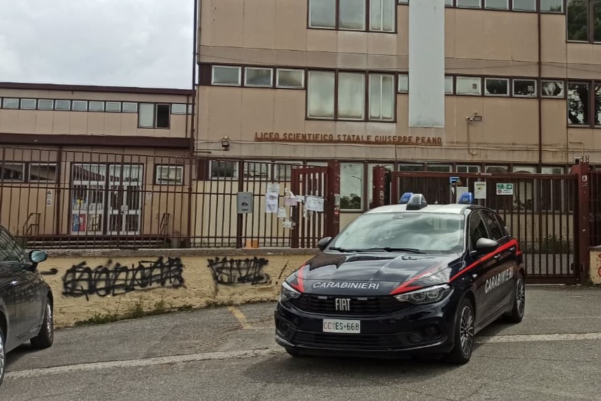 Liceo vandalizzato nella notte, svuotati gli estintori