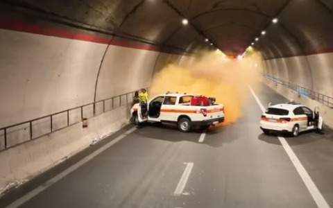 Scontro sul Gra all’interno della galleria, auto si ribalta e prende fuoco: un morto