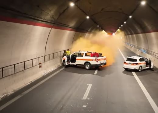 Scontro sul Gra all’interno della galleria, auto si ribalta e prende fuoco: un morto