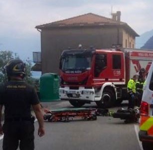 Scontro tra due moto: morto un uomo, grave il figlio di 17 anni