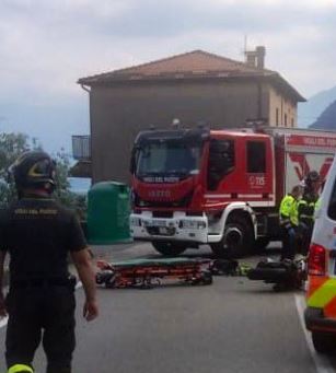 Scontro tra due moto: morto un uomo, grave il figlio di 17 anni