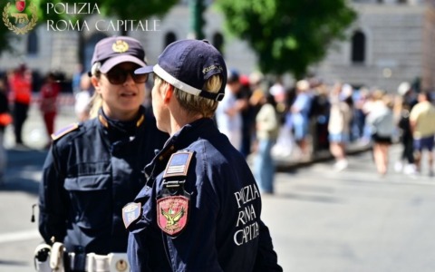 Bambini lasciati soli in auto sotto il sole, madre denunciata
