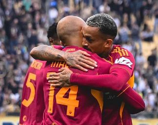 La Roma vince al 101′ a Parma (3-2), Malen la tiene in corsa per la Champions