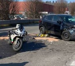Scontro auto-moto: morto un uomo, grave il figlio