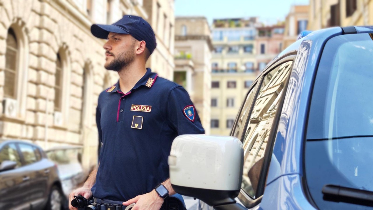 Truffa dello “specchietto”, arrestato mentre intasca 20 euro