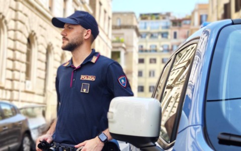 Truffa dello “specchietto”, arrestato mentre intasca 20 euro