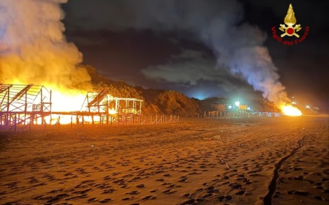 Attentato sul lungomare, incendiati tre chioschi. Il Sindaco si appella al Prefetto. VIDEO