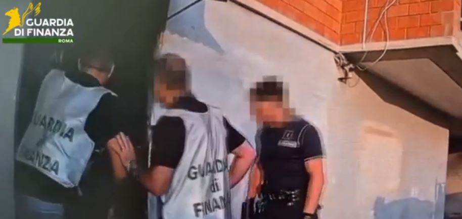 Traffico di sostanze stupefacenti nella piazza di spaccio delle “Case Rosse”, 26 arresti