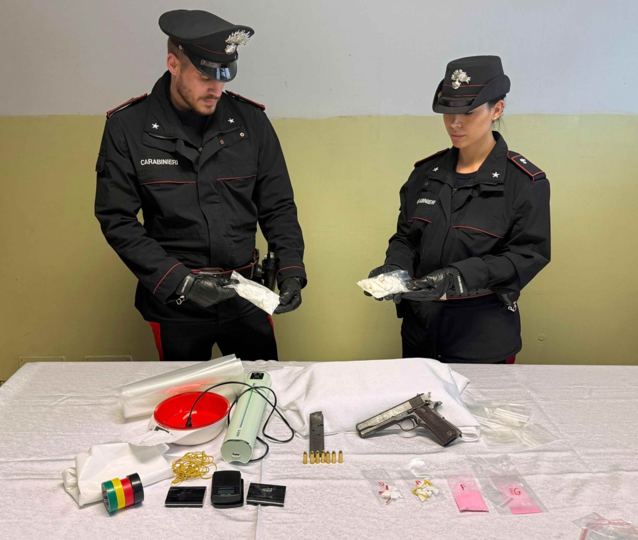 Controlli dei Carabinieri a Tor Bella Monaca. Sei arresti, sequestrata cocaina e una pistola