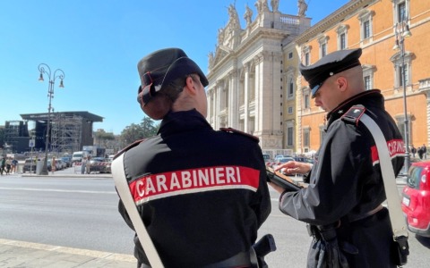 Controlli straordinari dei Carabinieri per il Ponte del Primo Maggio, sequestrate pistole e granate