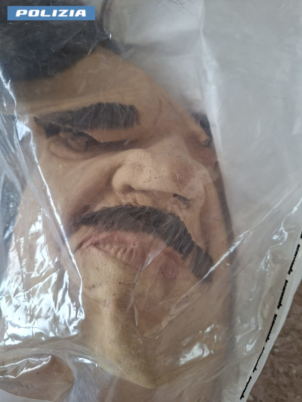 Tenta rapina a mano armata con una maschera, arrestato