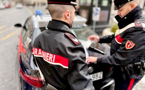 Blitz dei Carabinieri, denunce, droga e attività sospesa