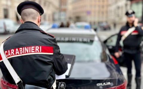 Rapinano un’anziana sulla sedia a rotelle, tre denunciati