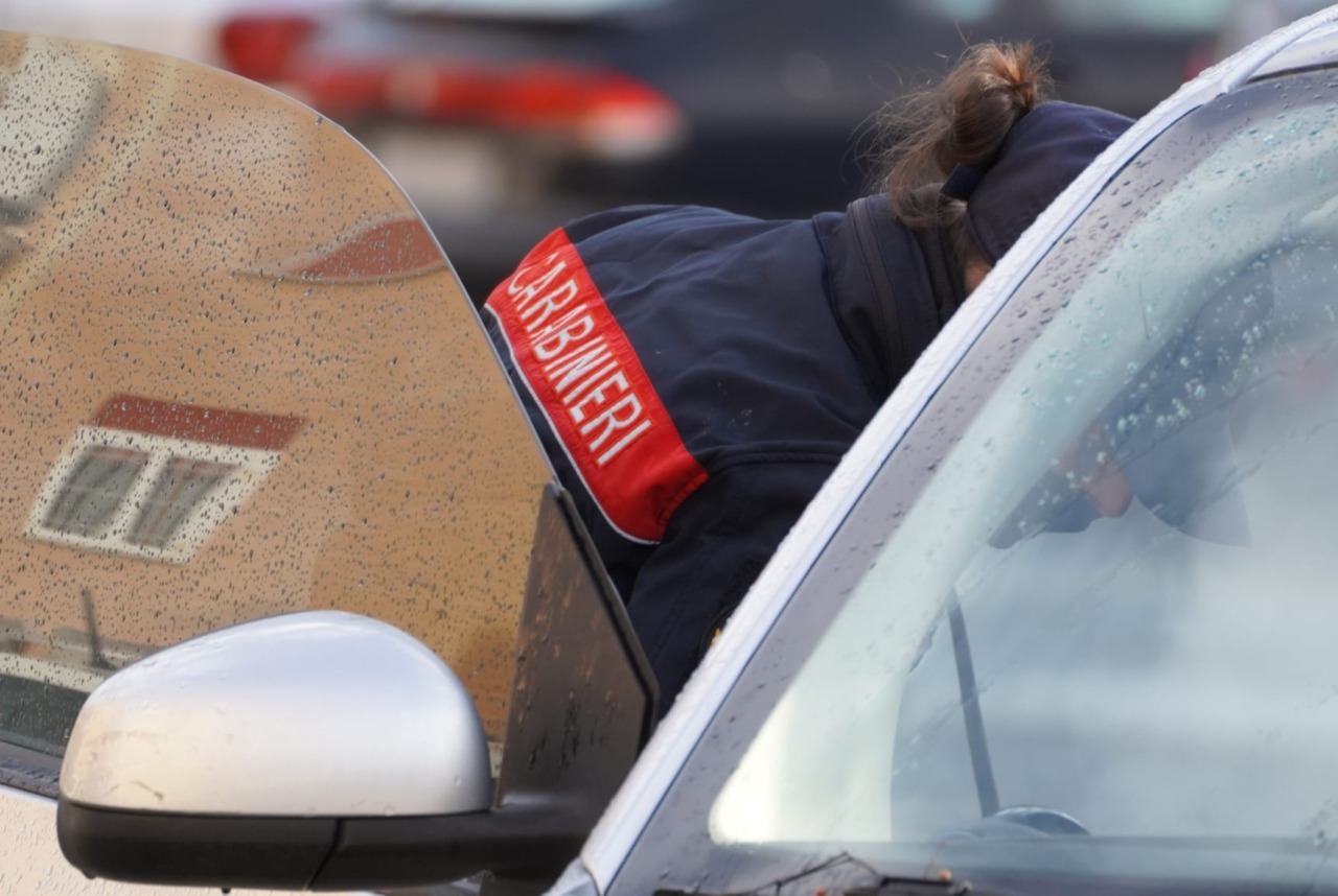 Investe e picchia l’ex e il compagno, arrestato 46enne