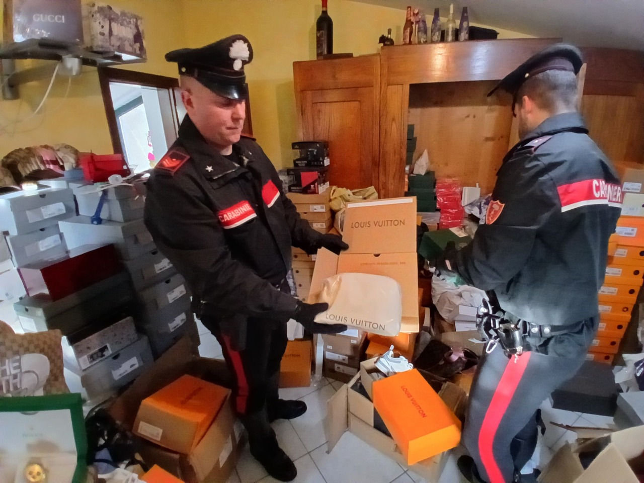 Gran bazar di merce contraffatta, sequestrati centinaia di capi di abbigliamento