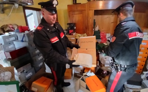Gran bazar di merce contraffatta, sequestrati centinaia di capi di abbigliamento