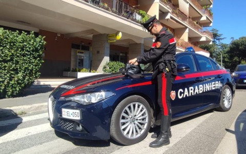 Cercano di prelevare allo sportello postale con il bancomat rubato a una 87 enne, arrestati