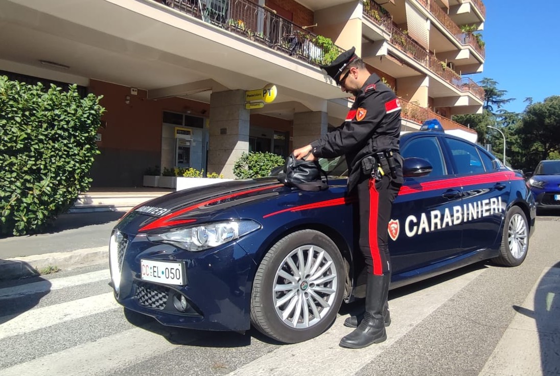 Cercano di prelevare allo sportello postale con il bancomat rubato a una 87 enne, arrestati