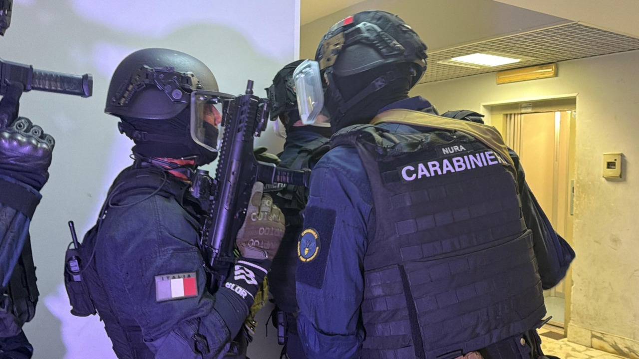 Droga dal Sud America e Nord Italia, armi e prostituzione: 9 arresti nella Capitale