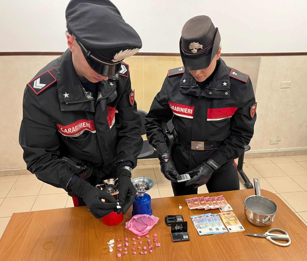 Spaccio di droga, 17 arresti in tutta la Capitale: sequestrati soldi, cocaina e hashish