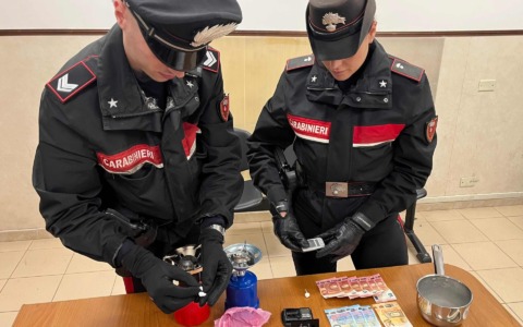 Spaccio di droga, 17 arresti in tutta la Capitale: sequestrati soldi, cocaina e hashish