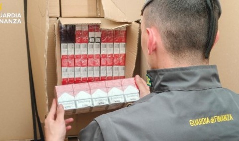 Maxi sequestro di sigarette di contrabbando. Sei arresti