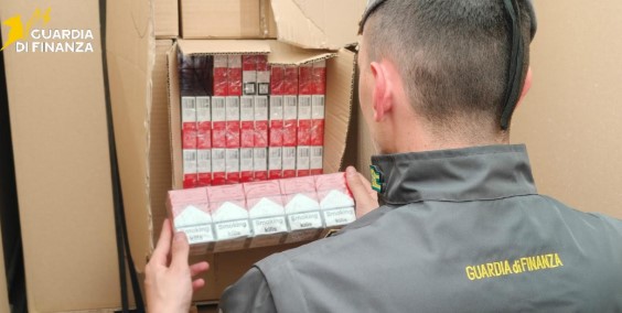 Maxi sequestro di sigarette di contrabbando. Sei arresti. VIDEO