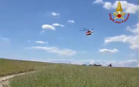 Sacerdote cade in un fosso, salvato dai Vigili del Fuoco