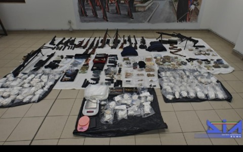 Faida per il controllo della droga, arsenale da guerra e quattro fermi