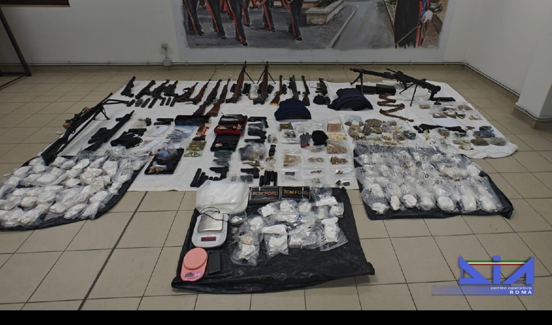Faida per il controllo della droga, arsenale da guerra e quattro fermi