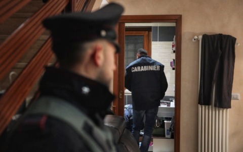 Droga, arrestata ex compagna del boss della Banda della Magliana: “Spacciava crack”