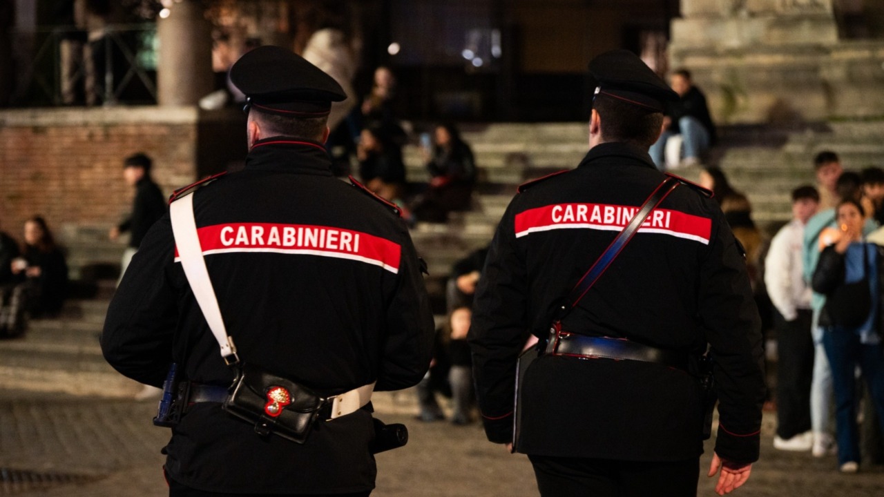 Segrega e picchia la fidanzata in un container, arrestato 31enne