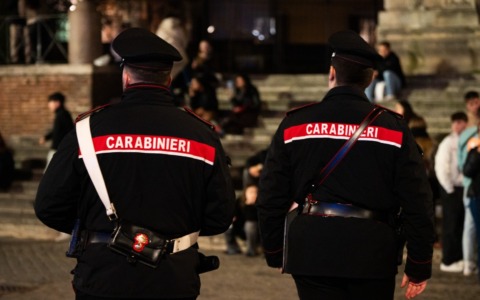 Segrega e picchia la fidanzata in un container, arrestato 31enne