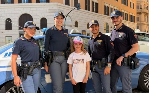 Turista di 7 anni si perde tra le meraviglie della capitale, riabbraccia i suoi genitori grazie alla Polizia di Stato