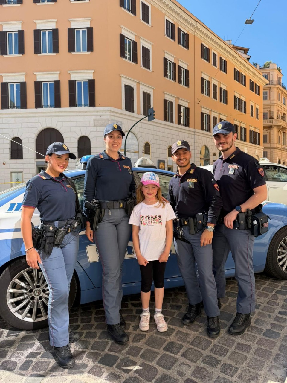 Turista di 7 anni si perde tra le meraviglie della capitale, riabbraccia i suoi genitori grazie alla Polizia di Stato