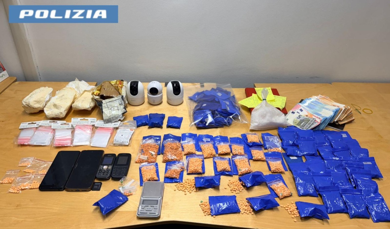 Droga in casa e alla metro, arrestato un uomo con 2 kg di stupefacenti