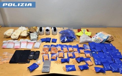 Droga in casa e alla metro, arrestato un uomo con 2 kg di stupefacenti