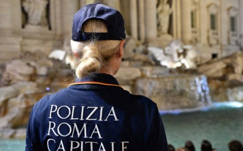 Fontana di Trevi: la Polizia Locale sventa un borseggio messo in atto con la tecnica del “finto fotografo”