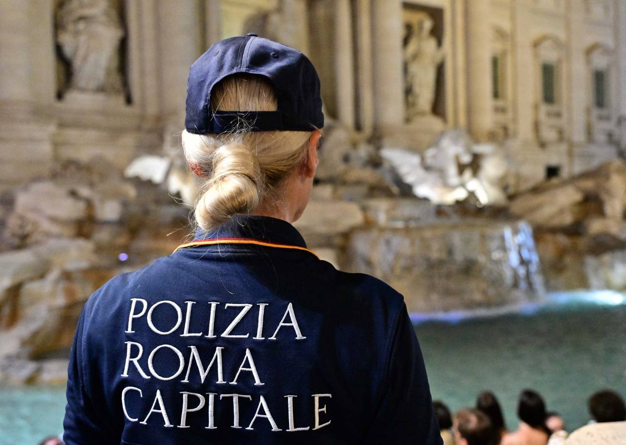 Fontana di Trevi: la Polizia Locale sventa un borseggio messo in atto con la tecnica del “finto fotografo”