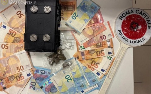 Droga nascosta nel vano motore, in arresto un 31enne