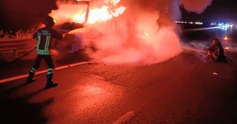 Camion frigorifero in fiamme sull’A1
