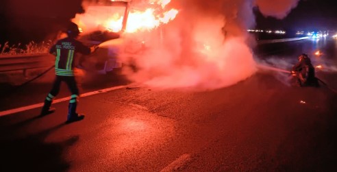 Camion frigorifero in fiamme sull’A1