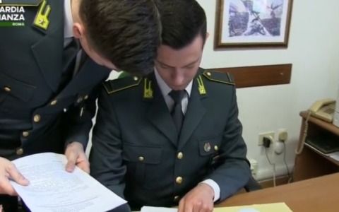 Corruzione e favoreggiamento dell’immigrazione clandestina, due persone arrestate