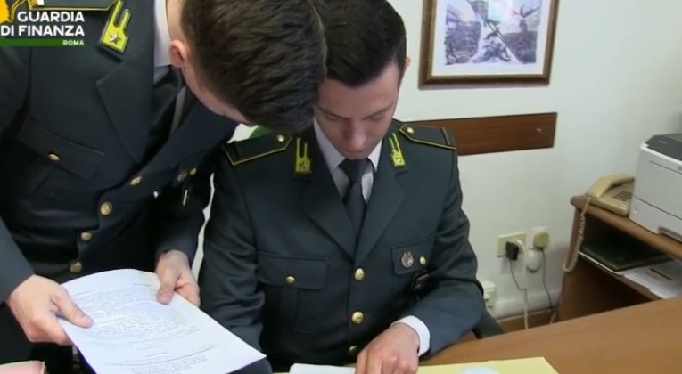Corruzione e favoreggiamento dell’immigrazione clandestina, due persone arrestate