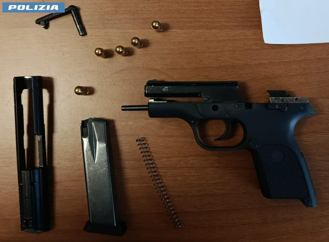 Armato tra le case popolari, arrestato